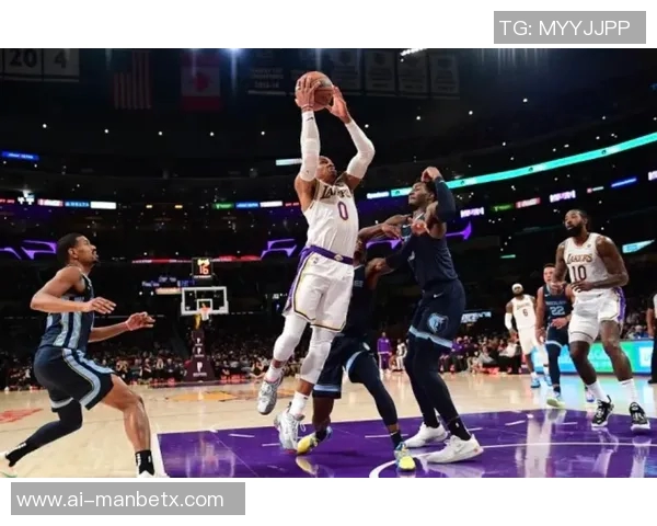 约维奇半场表现亮眼6投3中罚球全中贡献10分外加3篮板2助攻1盖帽